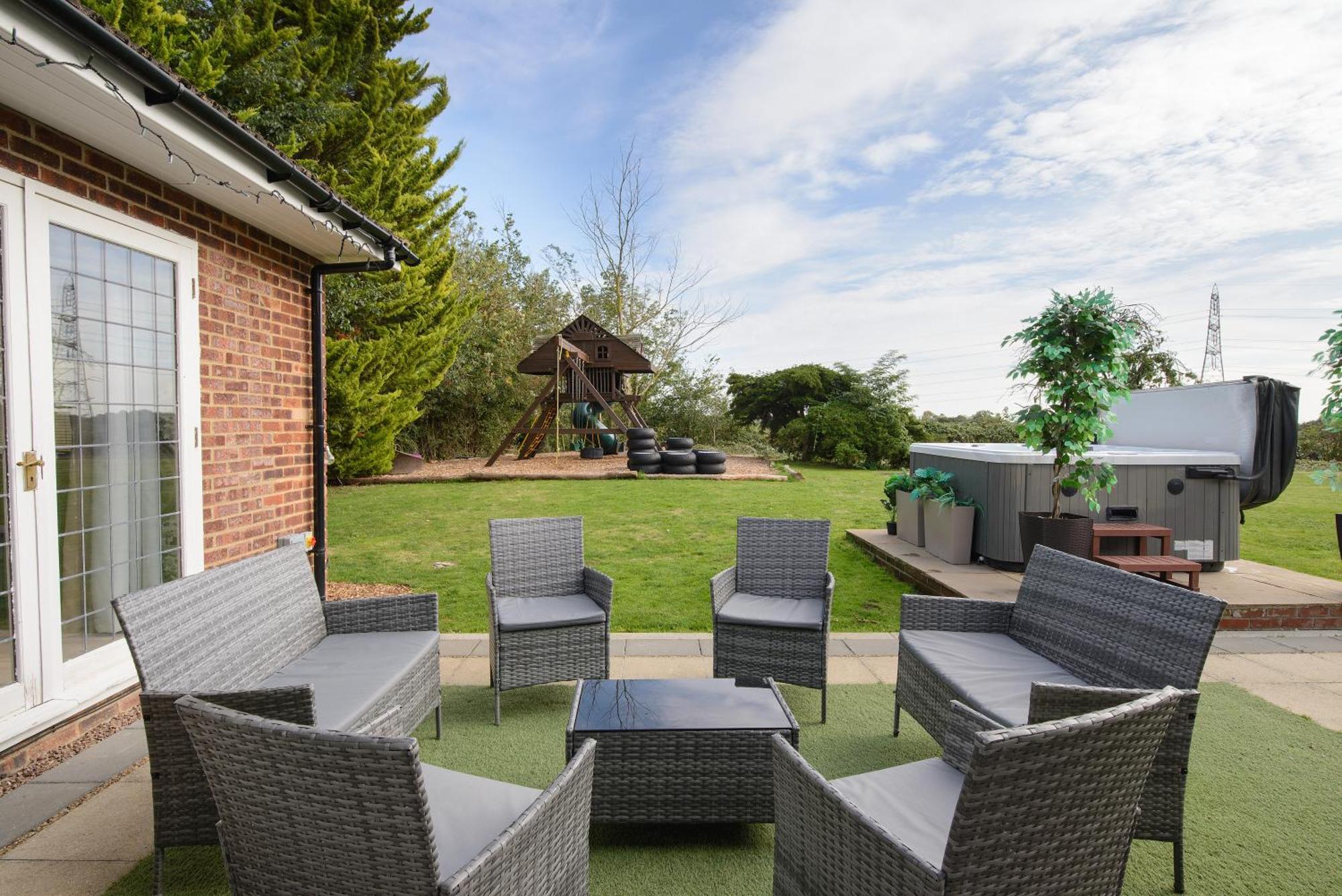 Deluxe 4 Or 5 Bed House With Hot Tub, Cinema Room Sleeps 15 Saffron Walden Bagian luar foto
