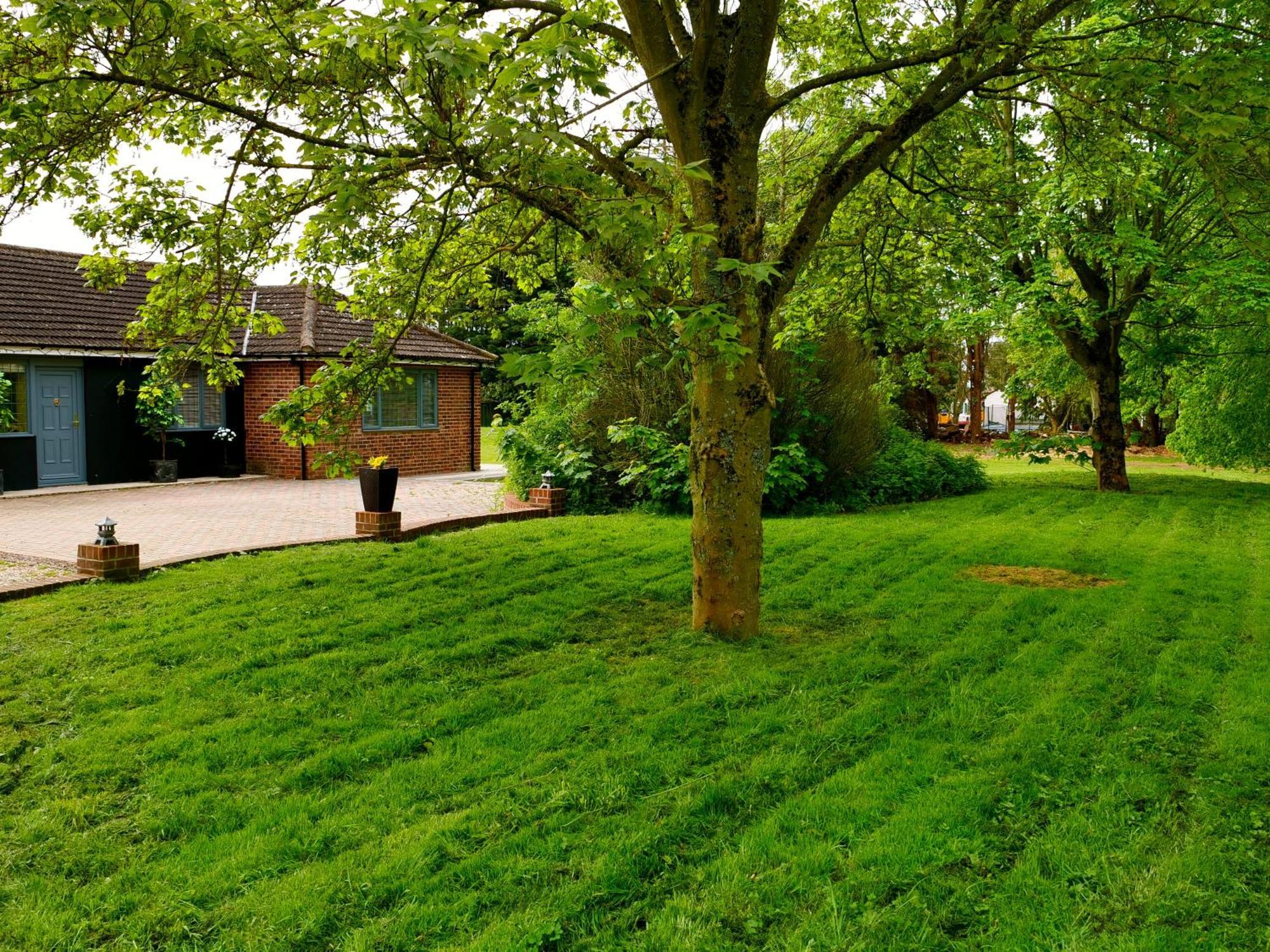 Deluxe 4 Or 5 Bed House With Hot Tub, Cinema Room Sleeps 15 Saffron Walden Bagian luar foto