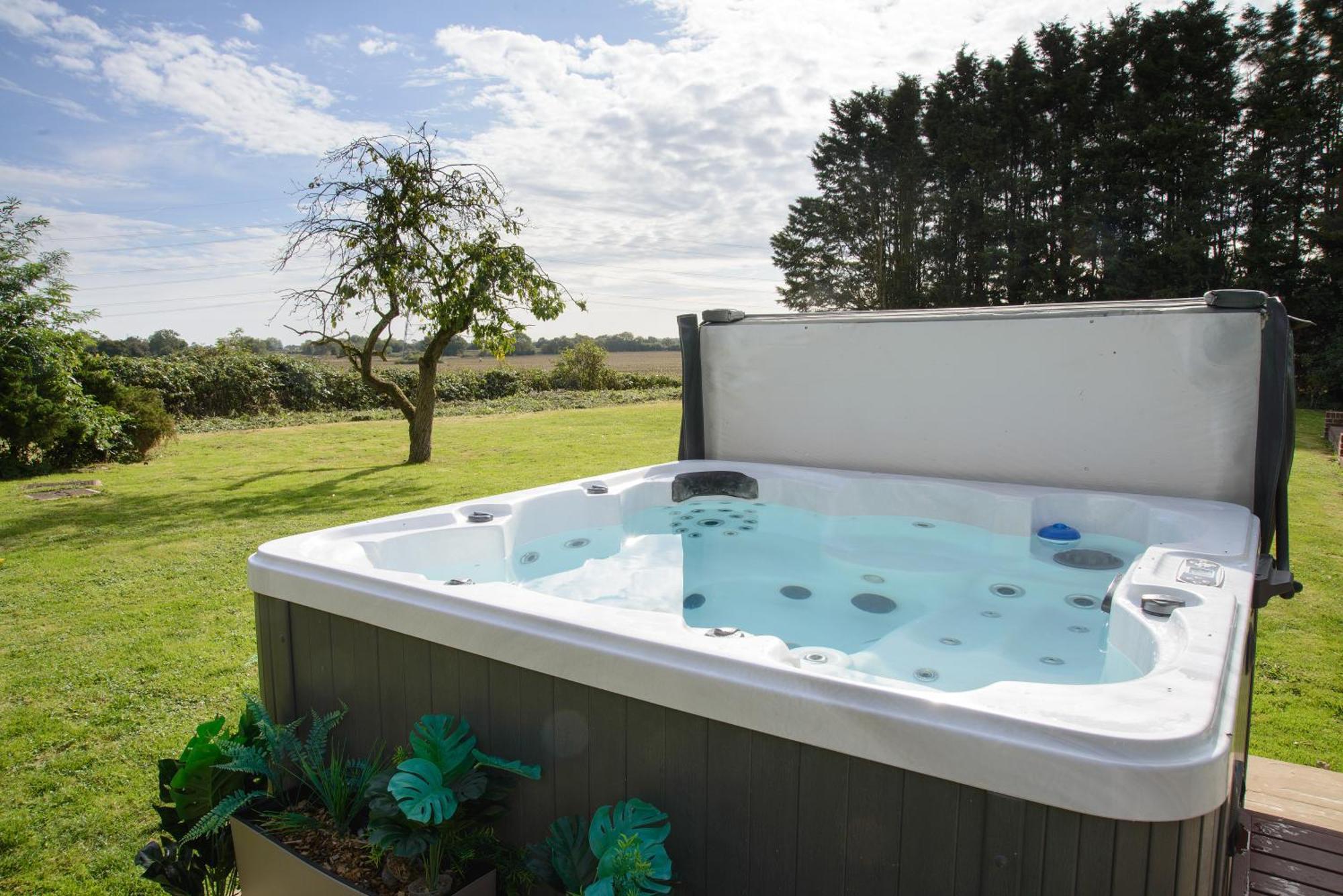 Deluxe 4 Or 5 Bed House With Hot Tub, Cinema Room Sleeps 15 Saffron Walden Bagian luar foto