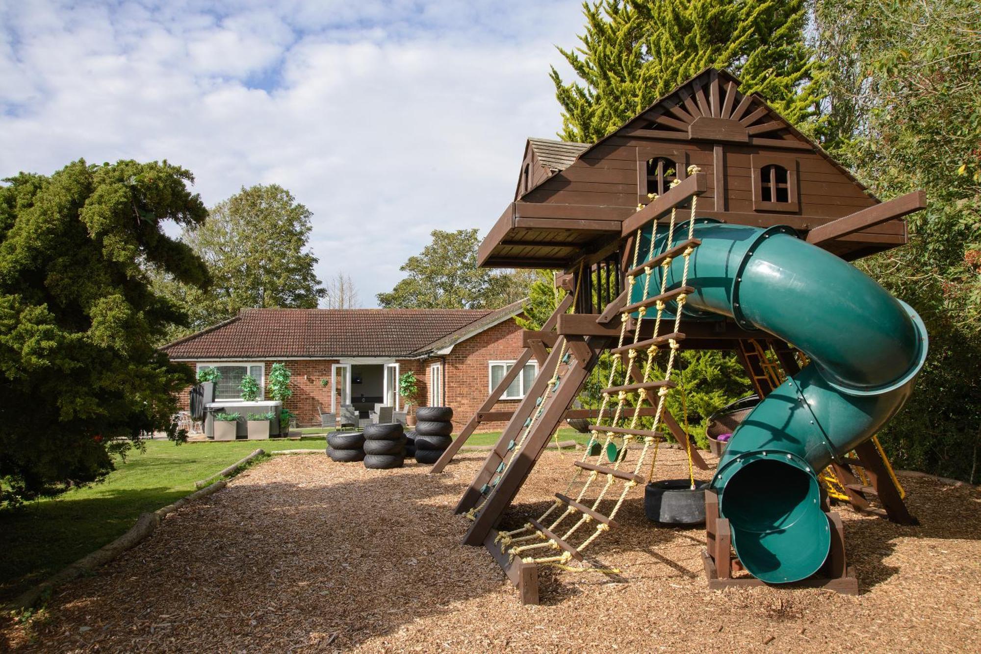 Deluxe 4 Or 5 Bed House With Hot Tub, Cinema Room Sleeps 15 Saffron Walden Bagian luar foto