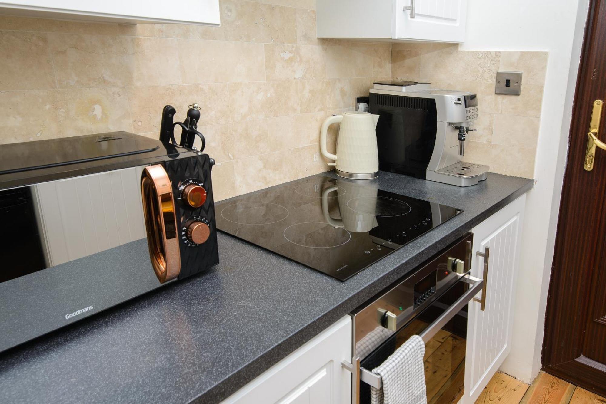 Deluxe 4 Or 5 Bed House With Hot Tub, Cinema Room Sleeps 15 Saffron Walden Bagian luar foto