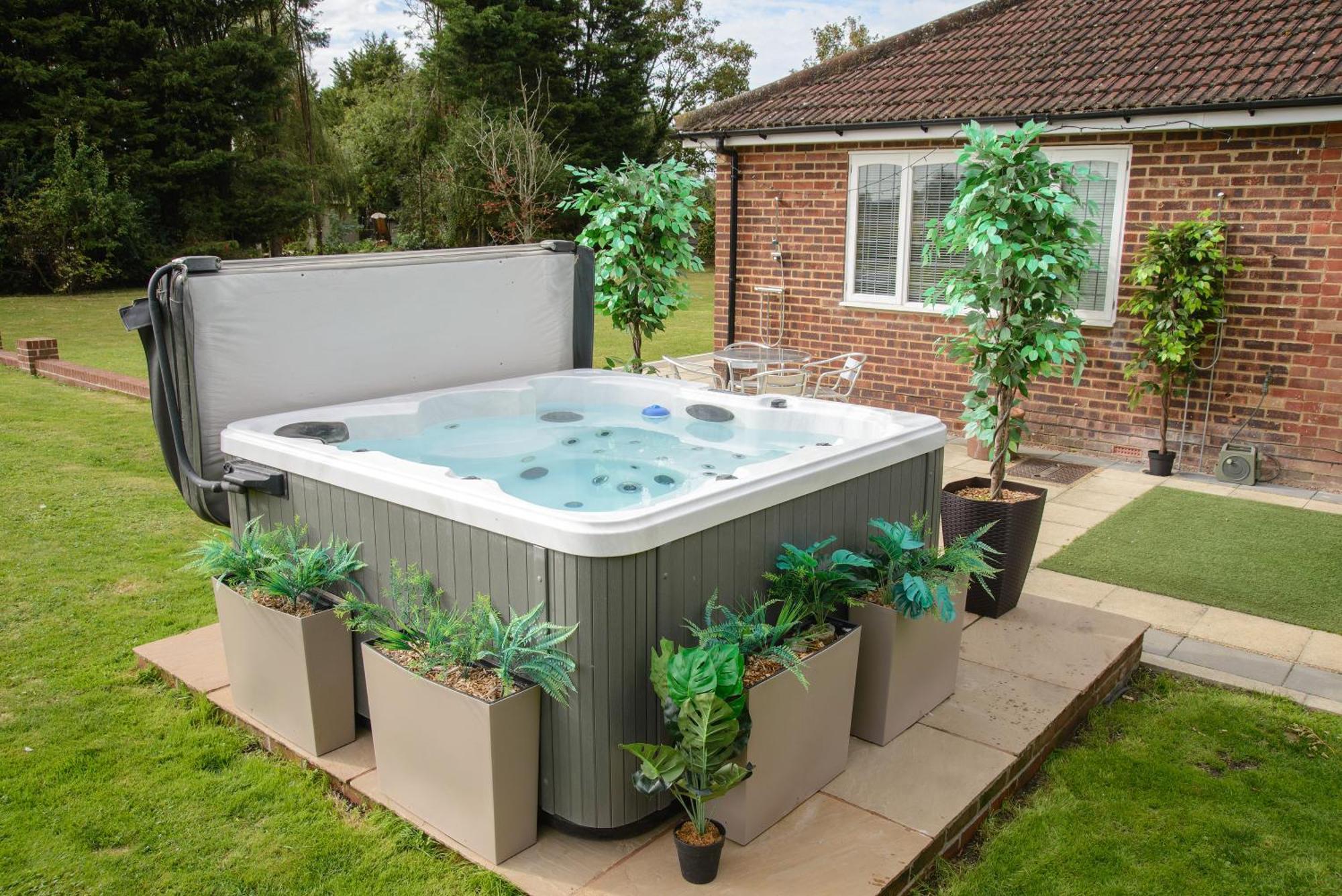 Deluxe 4 Or 5 Bed House With Hot Tub, Cinema Room Sleeps 15 Saffron Walden Bagian luar foto