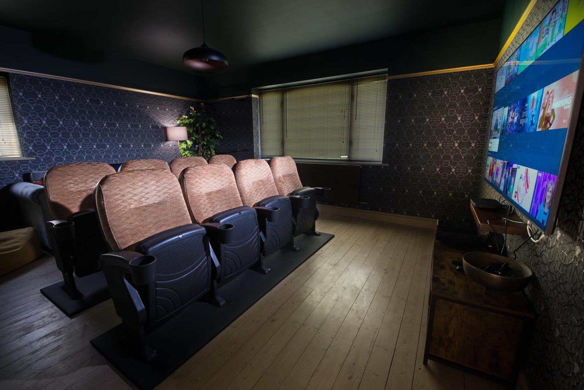Deluxe 4 Or 5 Bed House With Hot Tub, Cinema Room Sleeps 15 Saffron Walden Bagian luar foto