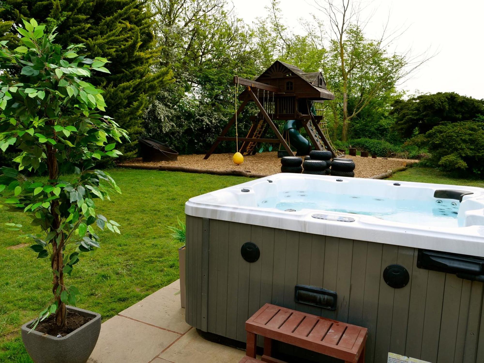 Deluxe 4 Or 5 Bed House With Hot Tub, Cinema Room Sleeps 15 Saffron Walden Bagian luar foto