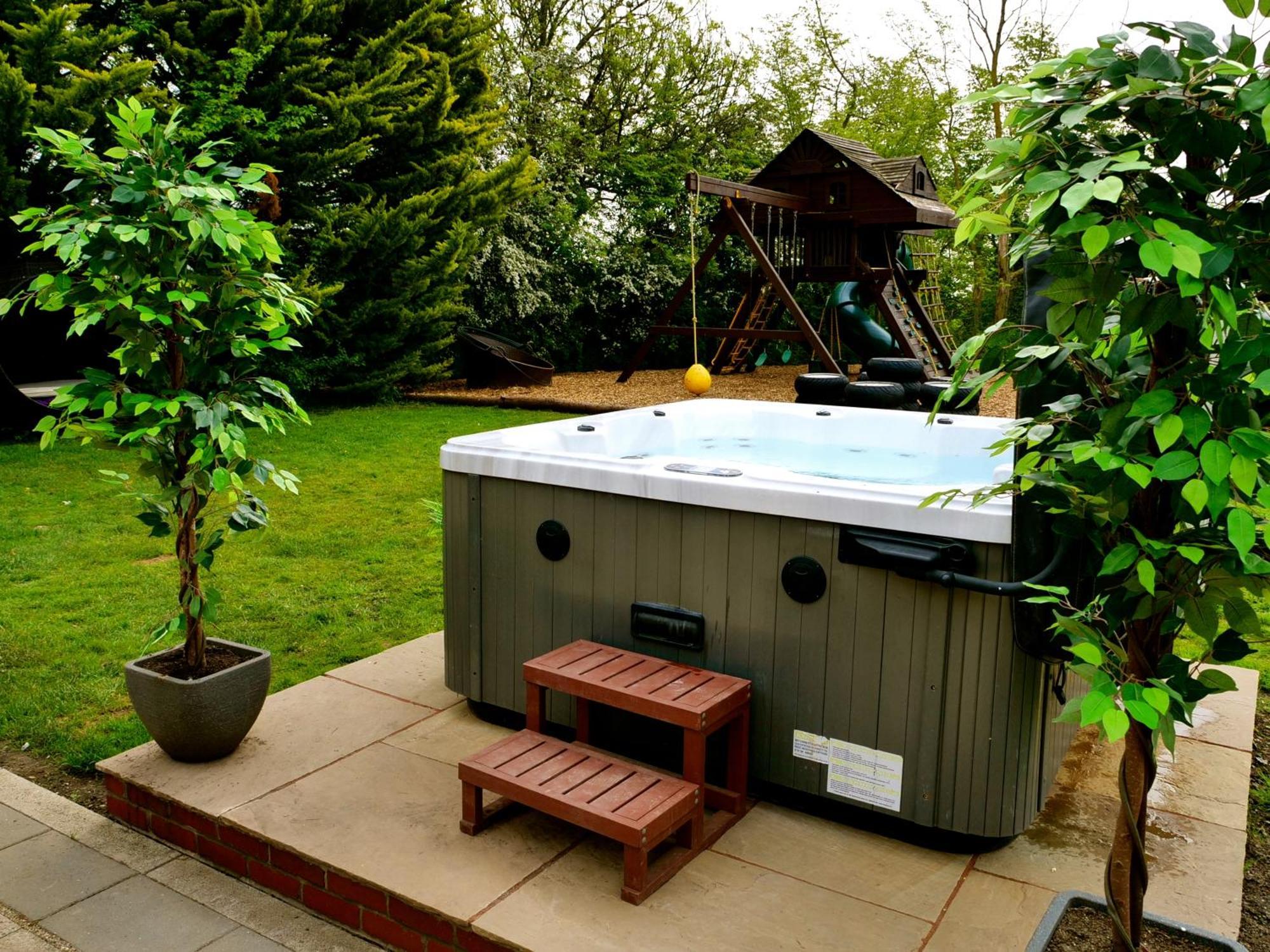 Deluxe 4 Or 5 Bed House With Hot Tub, Cinema Room Sleeps 15 Saffron Walden Bagian luar foto