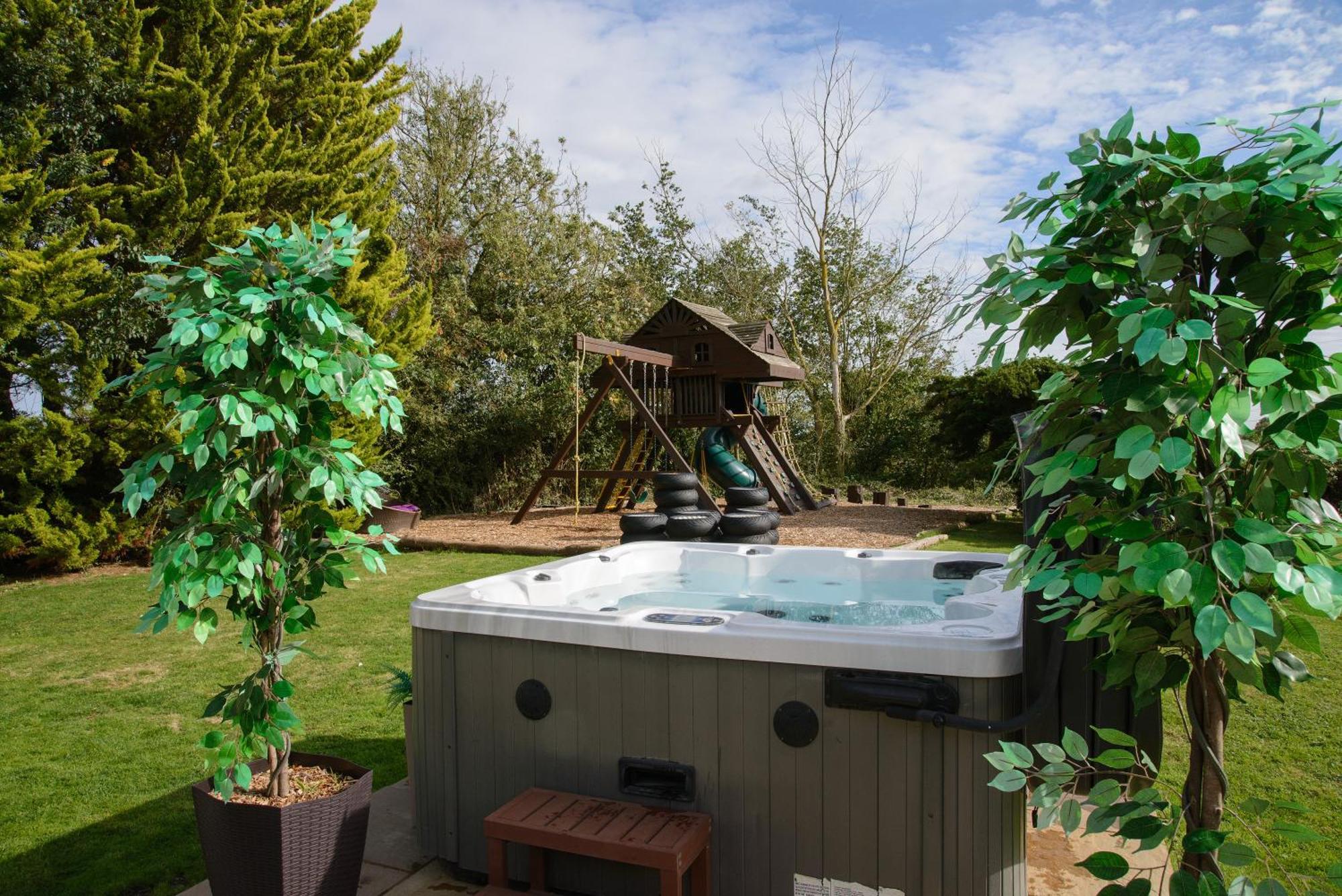 Deluxe 4 Or 5 Bed House With Hot Tub, Cinema Room Sleeps 15 Saffron Walden Bagian luar foto