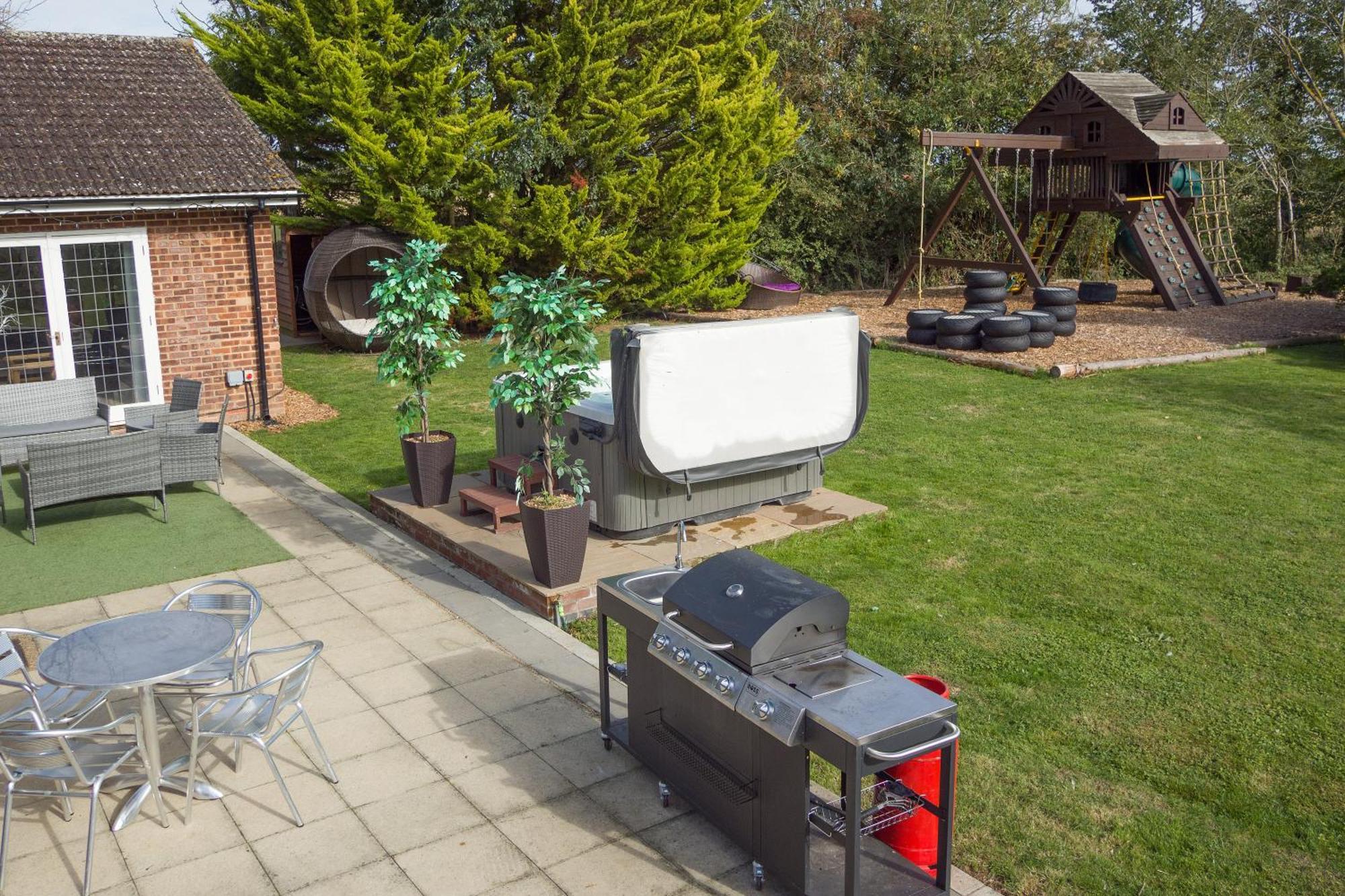 Deluxe 4 Or 5 Bed House With Hot Tub, Cinema Room Sleeps 15 Saffron Walden Bagian luar foto