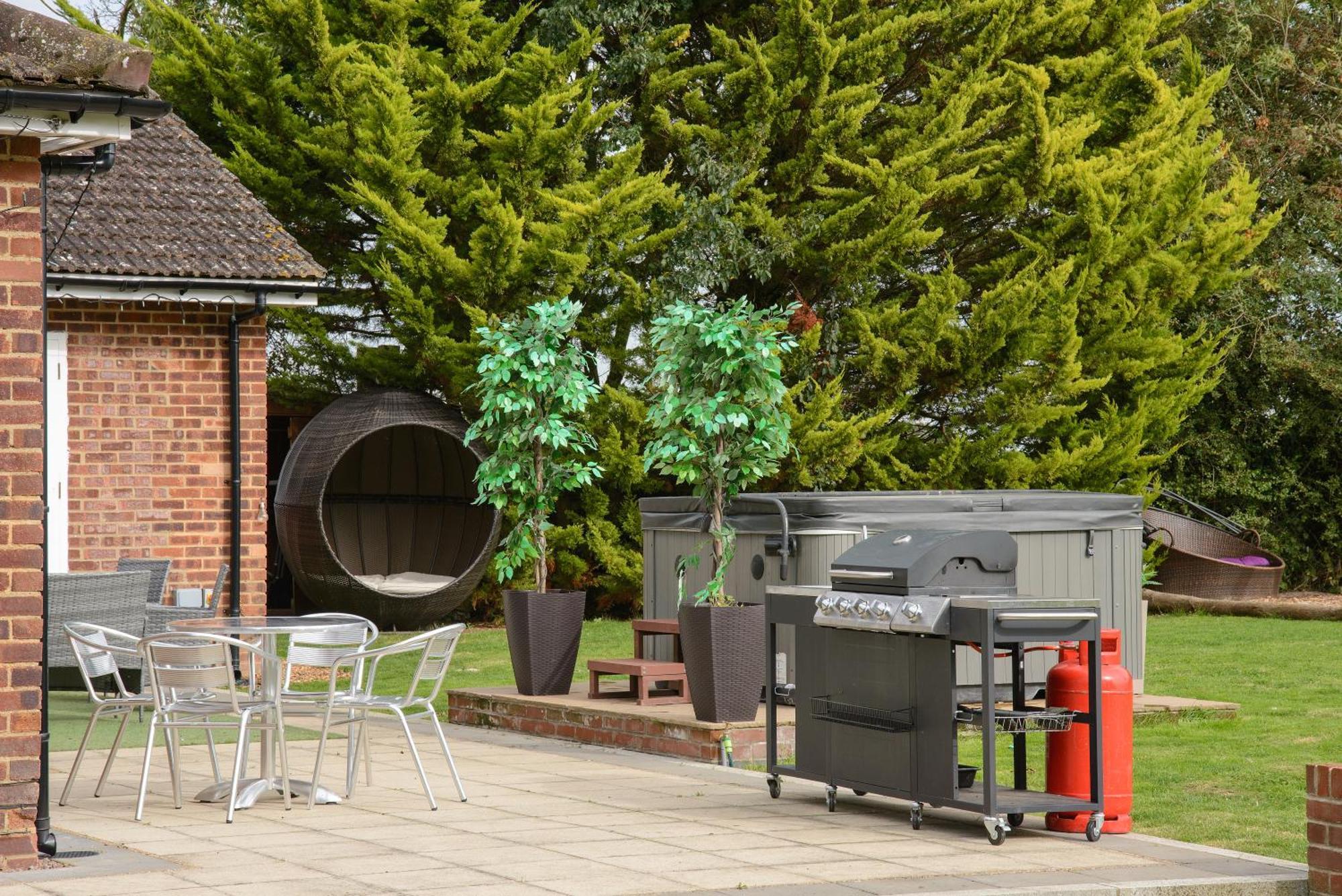 Deluxe 4 Or 5 Bed House With Hot Tub, Cinema Room Sleeps 15 Saffron Walden Bagian luar foto