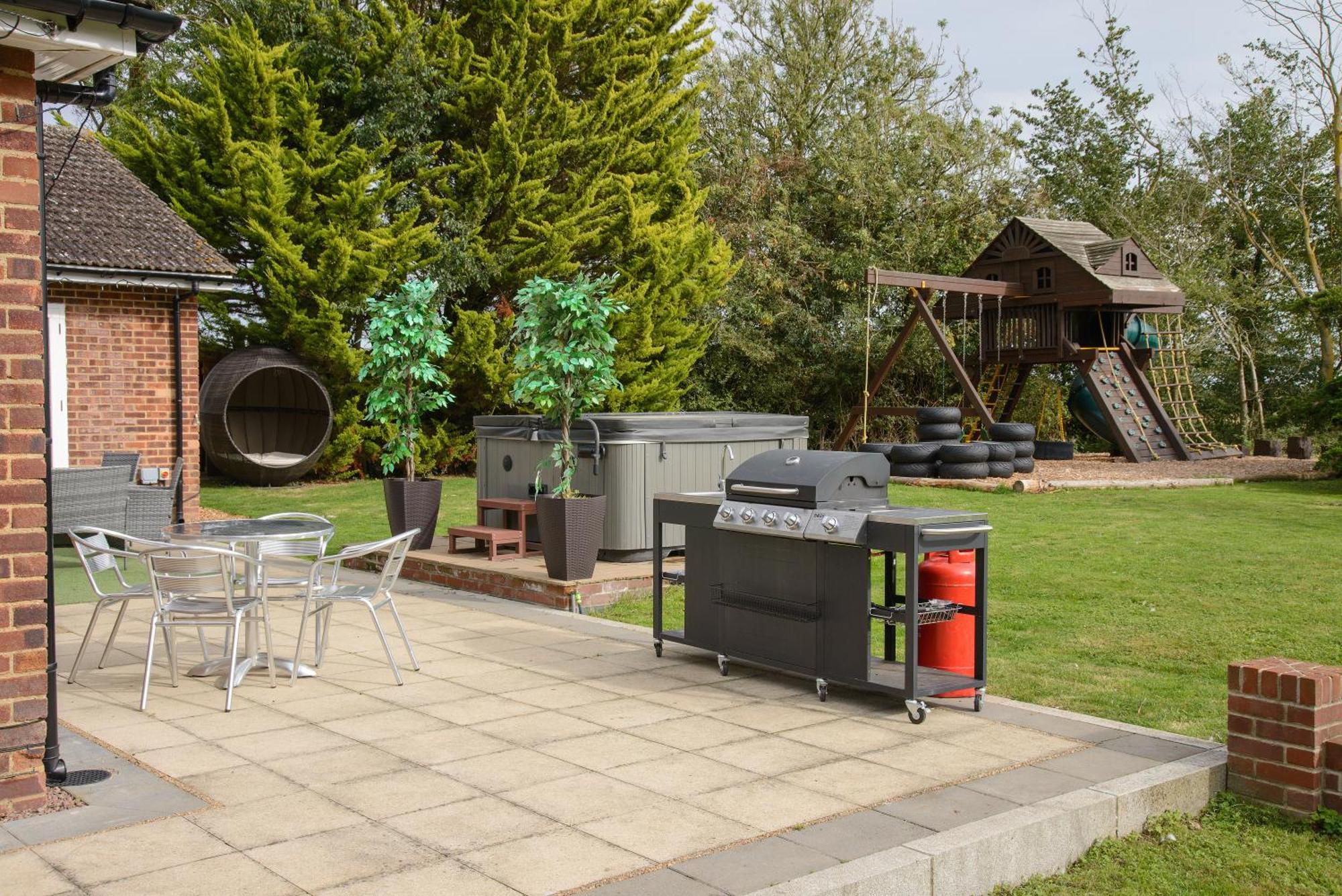 Deluxe 4 Or 5 Bed House With Hot Tub, Cinema Room Sleeps 15 Saffron Walden Bagian luar foto