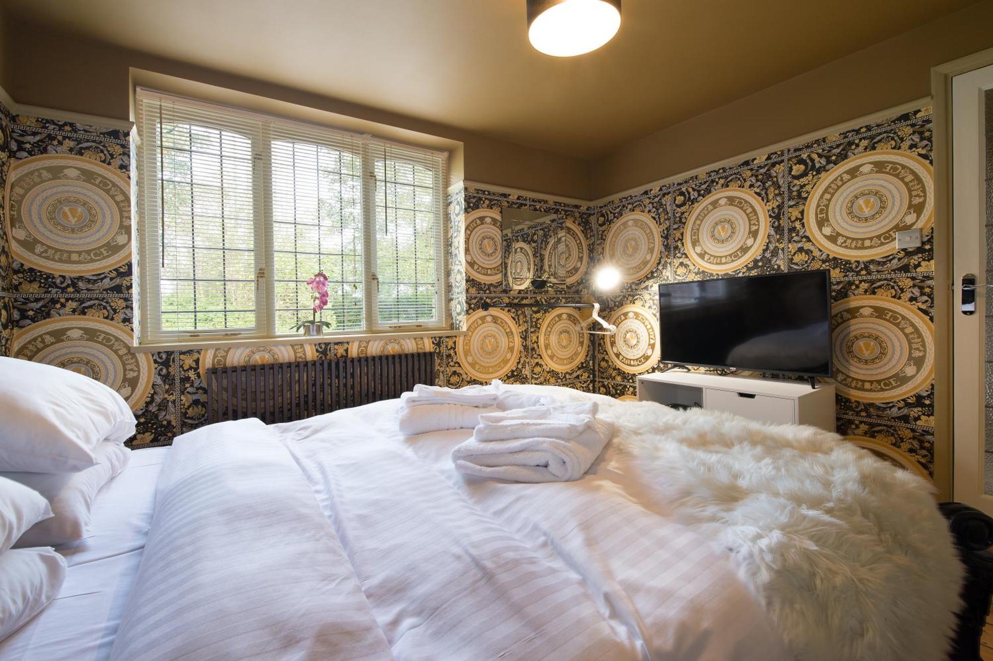 Deluxe 4 Or 5 Bed House With Hot Tub, Cinema Room Sleeps 15 Saffron Walden Bagian luar foto